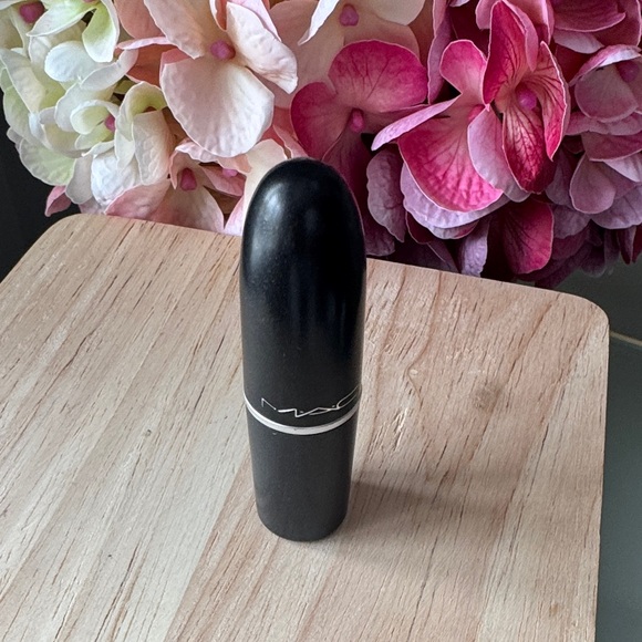 MAC Frost Lipstick- 307 Creme De La Femme. - Picture 3 of 4